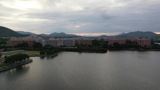 航拍青山绿水学校教学楼湖边建筑