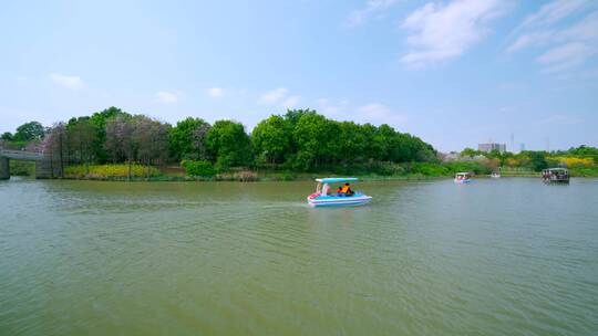 广州海珠国家湿地公园湖泊游船自然风光