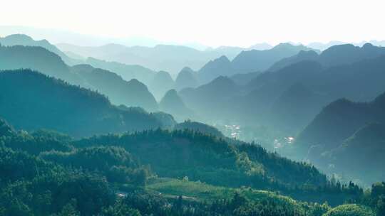 连绵山峦自然风光全景