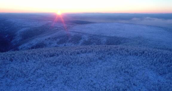 航拍大兴安岭黎明雪色山岭冷空气