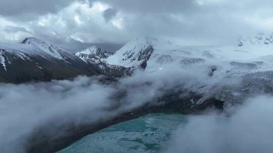 航拍西藏那曲萨普神山云雾缭绕冰湖景观