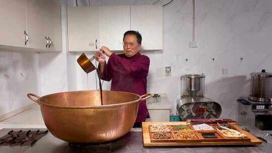 老中医炮制中药材熬药膏工艺过程中医文化