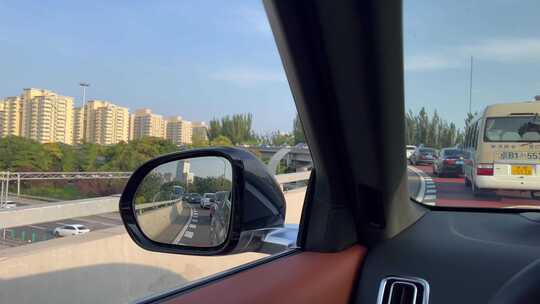 第一人称驾驶汽车行驶在北京的公路上