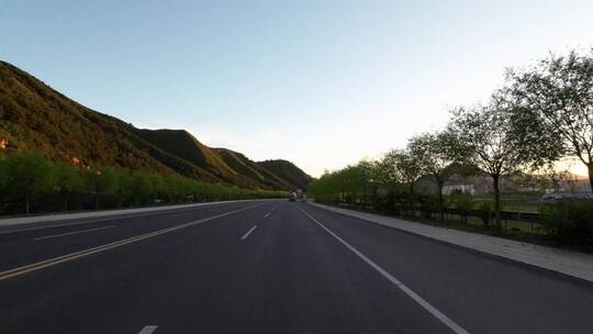 开车视角行驶在公路上  沿途风景