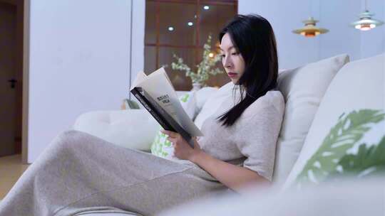 美女居家休闲惬意生活刷手机看书