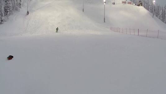 高山滑雪运动员在雪山上滑雪