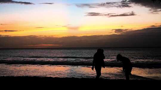 幸福一家三口海边夕阳剪影