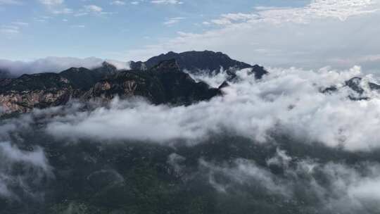 雨后泰山，云雾飘渺