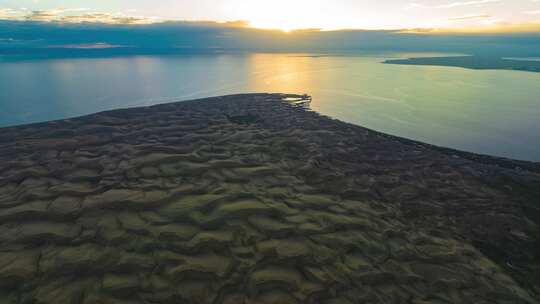 青海湖金沙湾碧水蓝天落日