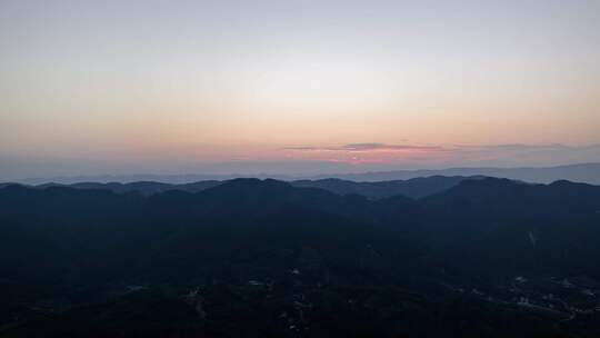 日落时刻 晚霞群山剪影 云景变化航拍延时