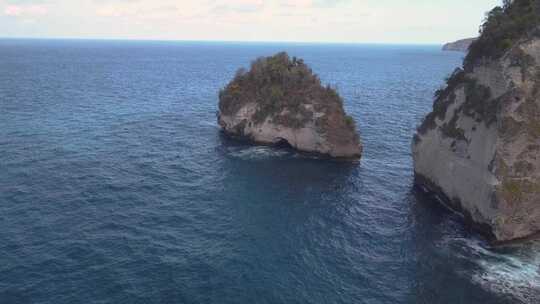印度尼西亚努沙佩尼达钻石海滩水晶蓝色海水的鸟瞰图视频素材模板下载
