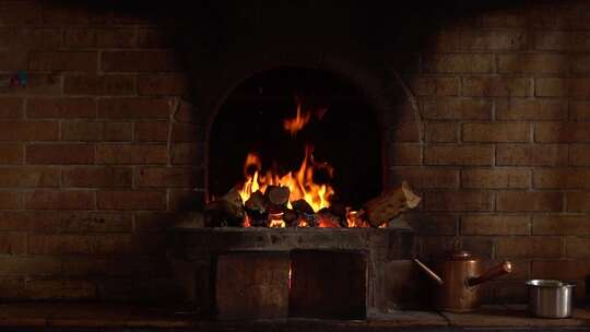 烤鸭炉里的木柴与火焰