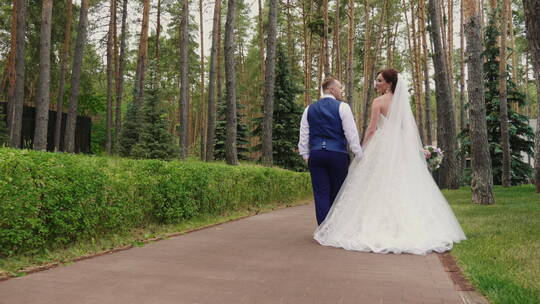 新郎新娘在公园拍婚纱照
