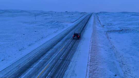 冰天雪地里行驶的汽车