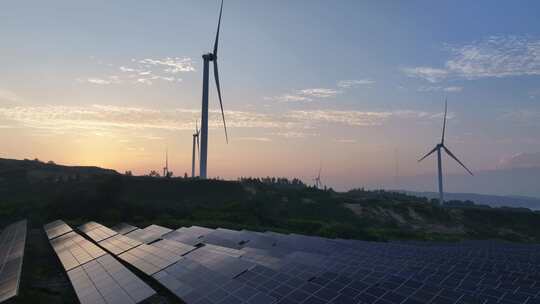 夕阳下风力发电场和太阳能光伏发电站航拍