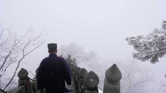 湖北武当山景区冬天大雪雾凇古建筑旅游