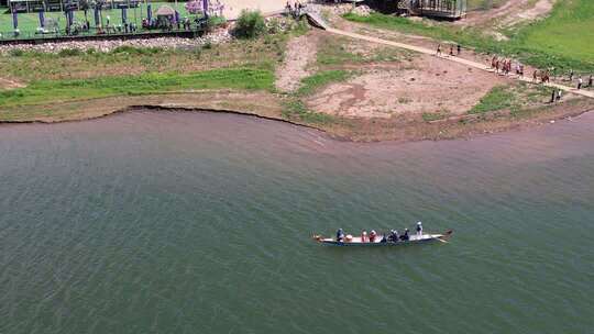 河面上多人划船的俯拍画面