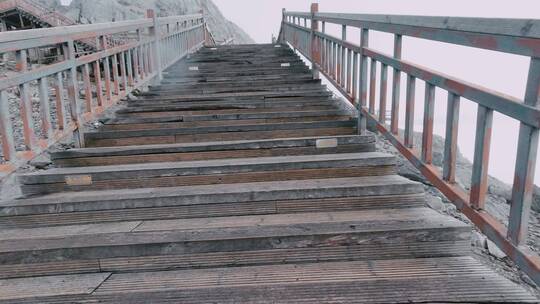 玉龙雪山登山木栈道