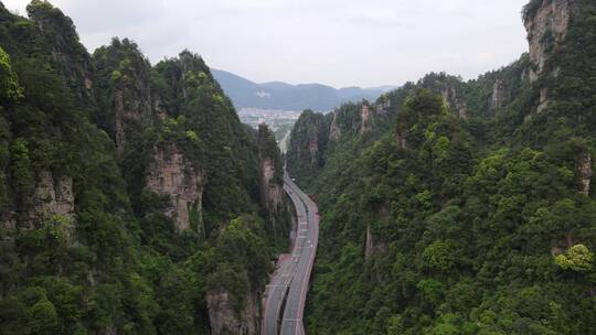 航拍峡谷通天道路