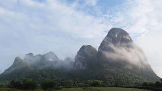 云雾缭绕的独特山形自然景观