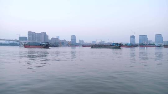 广州珠江岸城市建与江上货船