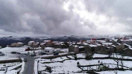 被雪覆盖的雪山斜坡