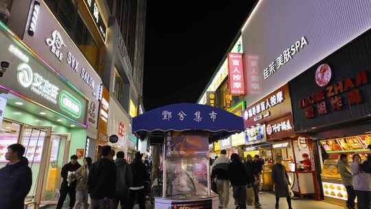 夜晚商业街人头攒动店铺林立的景象