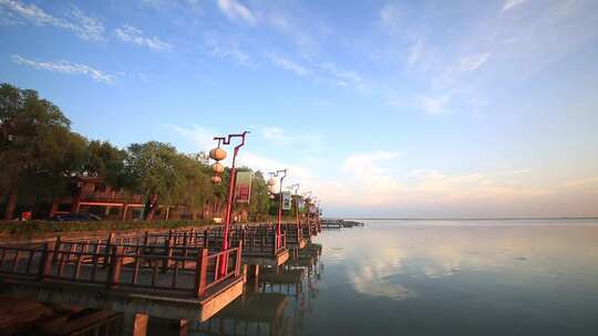 日落余辉 水天一色 湖面倒影 湖水风光9