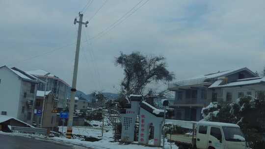 冬日积雪覆盖的山间公路