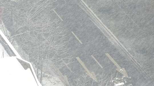 城市冬天暴风雪交通道路街景