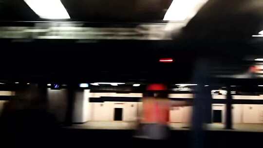 地铁内快速移动画面