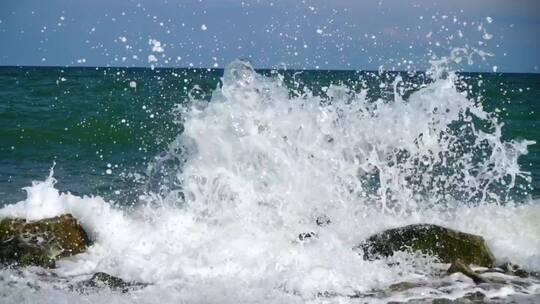 海浪拍打在岩石上_正视