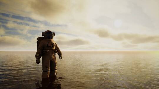日落时分云层下的海上宇航员