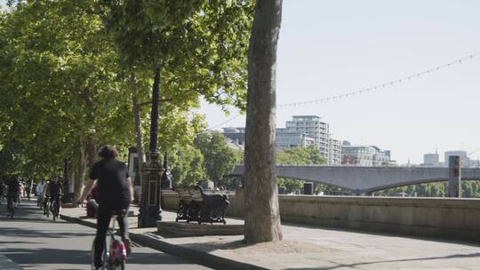 城市里骑自行车的人视频素材模板下载