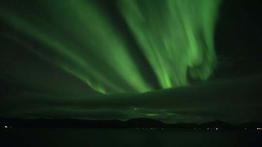 北极光划过夜空