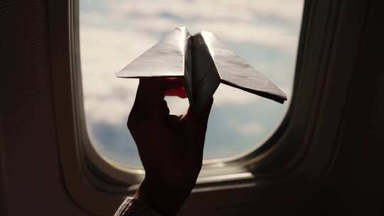 孩子在机窗边拿着纸飞机 梦想视频素材模板下载