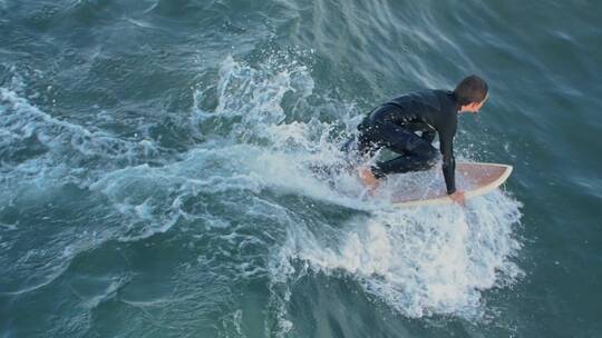 冲浪者在海上冲浪视频素材模板下载