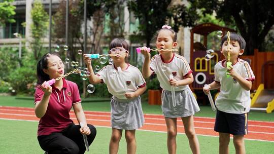 幼儿园老师操场草地幼儿儿童同学吹泡泡