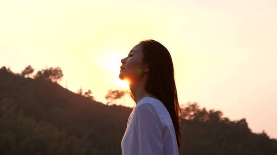 唯美伤感女孩在夕阳下的剪影慢镜头视频素材