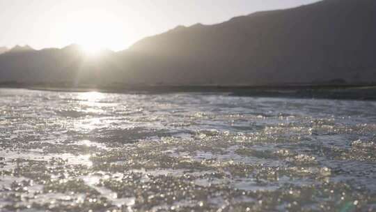 结冰寒冷的湖水