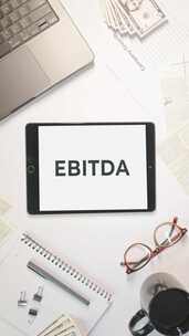 片剂屏幕上显示EBITDA的垂直视频