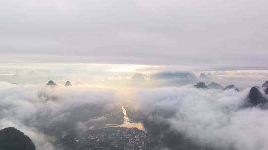 早晨时分桂林漓江山脉峡谷大气日出云海