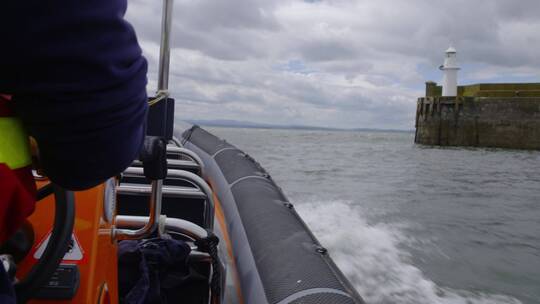 苏格兰东海岸福斯桥昆斯费里桥检查员乘船视频素材模板下载