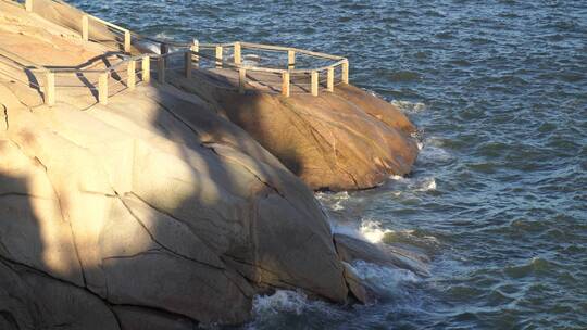 海岸线海浪拍打岩石礁石俯拍海岸海浪石头