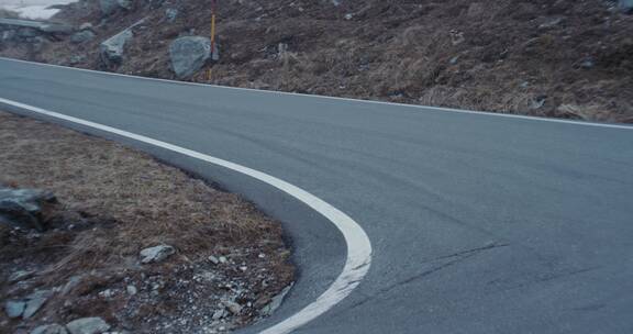 汽车在野外道路行驶