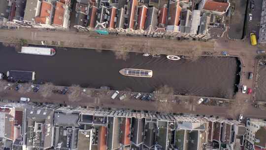 阿姆斯特丹运河船之旅，河畔房屋鸟瞰视频素材模板下载