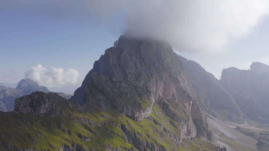 无人机拍摄的郁郁葱葱的绿山，雾清晰地出现在塞塞达山顶视频素材模板下载