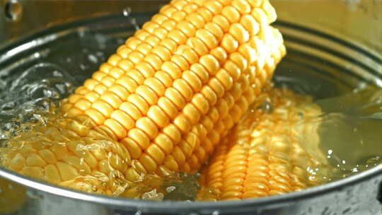 煮玉米（带皮） 水沸腾煮玉米
