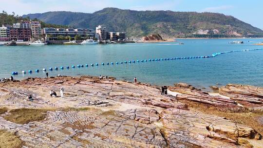 海边岩石滩风景与岸边建筑