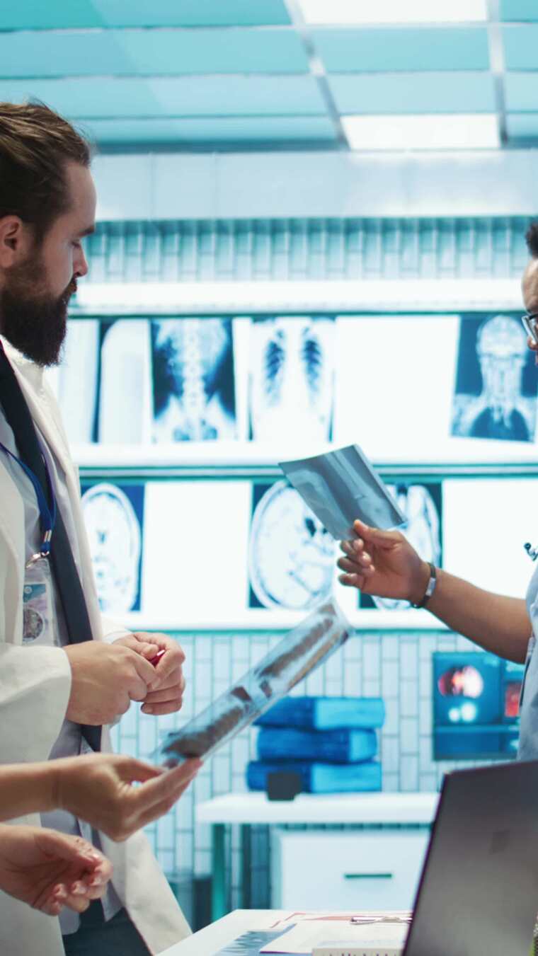 垂直视频医院专家在会议上回顾x射线并讨论